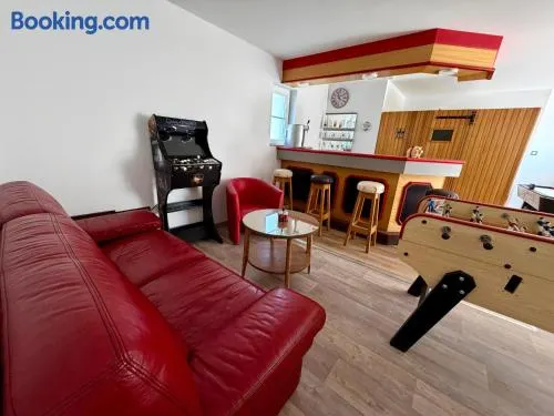 Propriété moderne 12 personnes piscine sauna spa et salle de jeux - Image 1