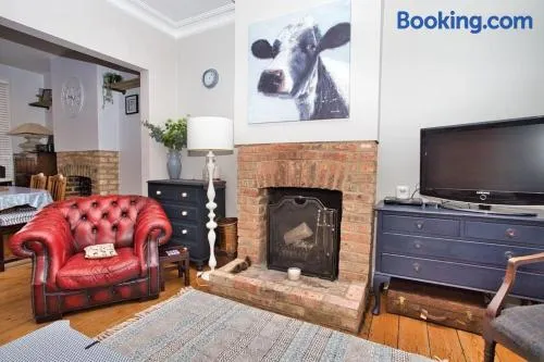 Restful and Cosy 4 Bed Home Minutes from the Beach - Image 1
