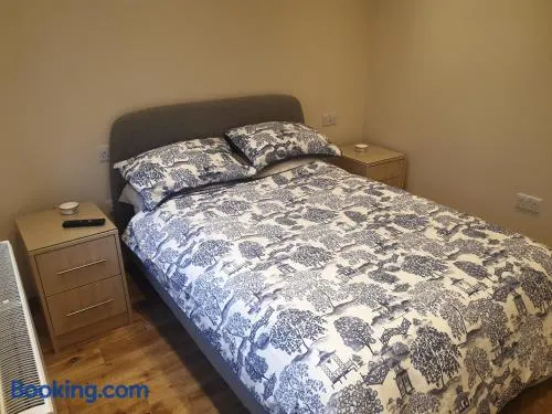 London Luxury Apartments 4 min walk from Ilford Station, with FREE PARKING FREE WIFI - Image 1