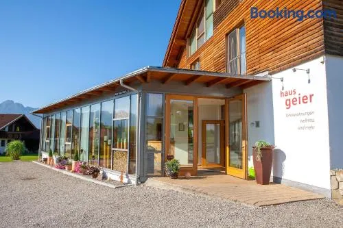 Merveilleux appartement de vacances adapté aux familles avec terrasse, sauna et jardin | Vue jardin - Image 1