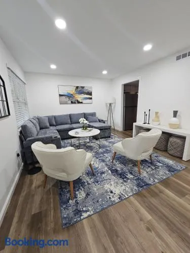Island elegance! Pet-friendly 3 bedroom with parking - Image 1