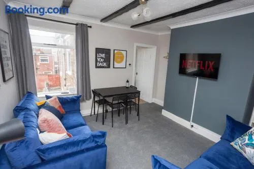 The Avenue Modern flat sleeps 6, free parking - Image 1