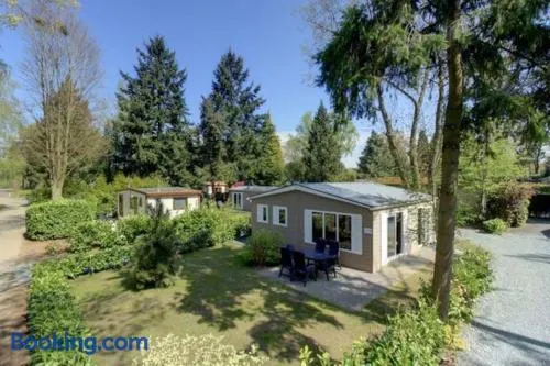 Mooi chalet op prachtige plek in het groen - Image 1
