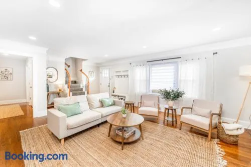 Ardmore Neighborhood Gem - pet and kid friendly - Image 1