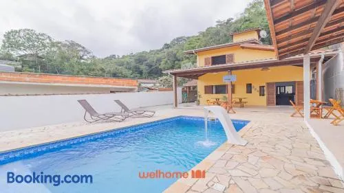 Casa em Ubatuba com churrasqueira e varanda ampla - Image 1
