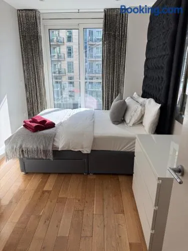 Beautiful 2 bedroom Apartment on the River Thames - Image 1