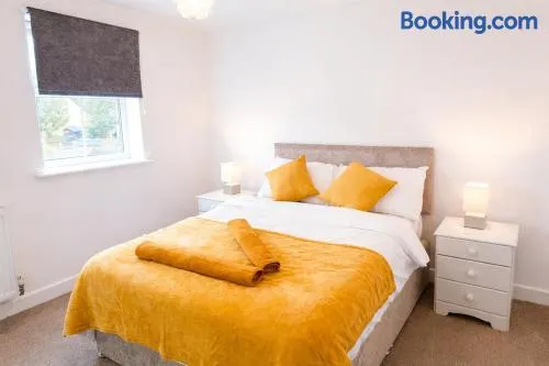 4 Bedrooms Amazing Home Derby City Centre - Sleeps 6 - Next to Rollsroyce- Alstom - Pride Park - Image 1