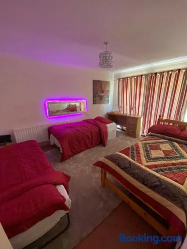 Large Stylish 3 Bedroom in Chatham - Image 1