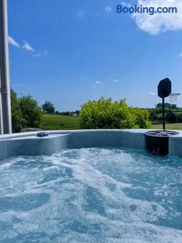 The Retreat, Sauna & Hot Tub, Charming & Cosy Gem - Image 1