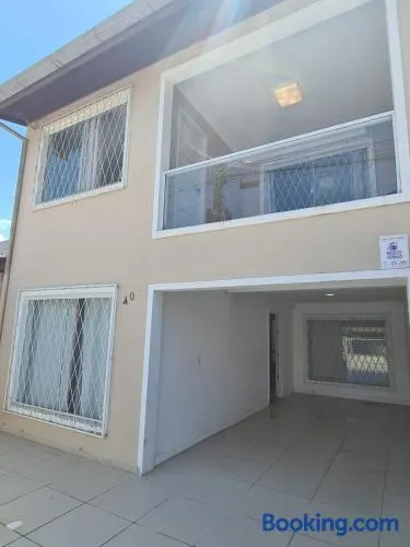 Casa duplex, 400m da praia e 13min do Beto Carrero - Image 1
