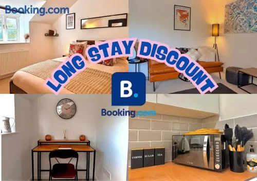 Modern 2 Bedroom Apartment Sleeps 5 - Free WiFi Free Parking - Image 1
