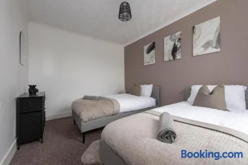 Comfortable 3BR House Pool Table, WiFi & Free Parking - Image 1
