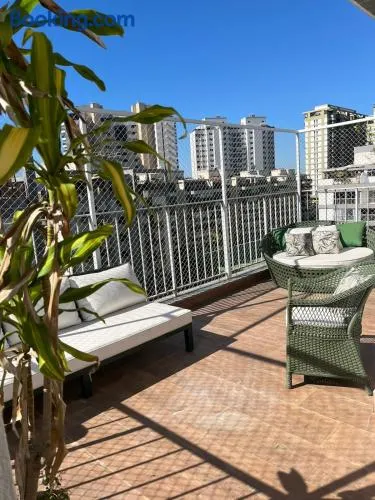 Cobertura Incrível, silenciosa e familiar com sala ampla, cozinha americana, 3 quartos, área gourmet, terraço aberto com churrasqueira e jacuzzi na Praia da Barra da Tijuca - Rio de Janeiro - apto inteiro só pra você - Image 1