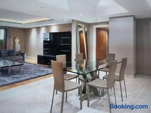 A Spacious Lateral Two Bedroom Two Bathroom Apartment - Image 1