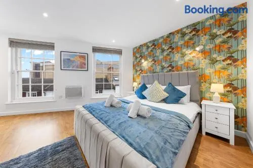 Stylish 1 Bedroom Apartment Near Heathrow, Windsor Castle, Thorpe Park - Staines London TW18 - Image 1