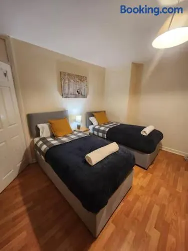 Comfy 3-Bed House - Sleeps 6 & Free Parking - Image 1