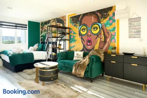 PopArt Studio CITY CENTRE SAUNA BALCONY, PRIVATE PARKING, WIFI NETFLIX- HAVEN4u - Image 1