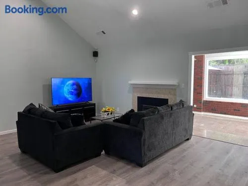Entire 3 BR & 2 BA house for business and family - Image 1