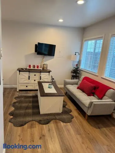 Private Cozy Retreat near Downtown Salinas! - Image 1