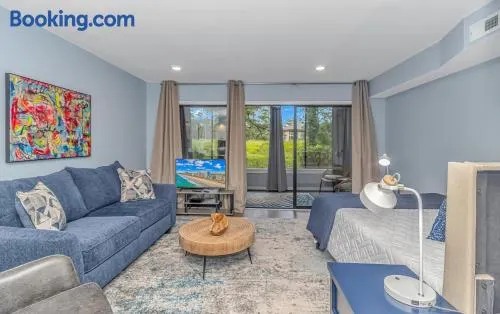 Fully Renovated First Floor Condo! Cypress Bay J-2 - Image 1