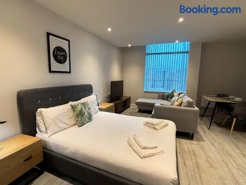 Modern Studio in Bracknell with free Parking - Image 1
