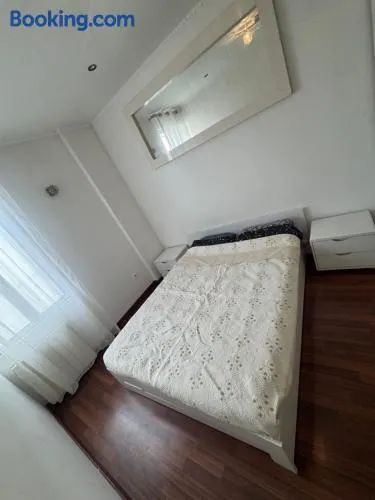 Appartement F2 bien équipé et proche de la gare et de Paris par train - Image 1
