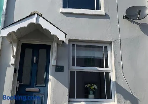 Quaint cottage in Ventnor with sea views - Image 1