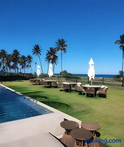 Apartamento Pé na Areia Cond Alphaville Guarajuba - Image 1