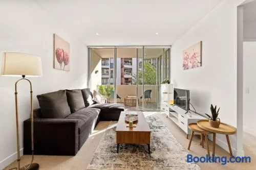 Cosy One Bedroom unit near Sydney CBD Sleeps four with Balcony - Image 1