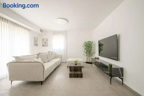 stunning 4-bedrooms on the 18th floor BY MadrigalRentals - Image 1