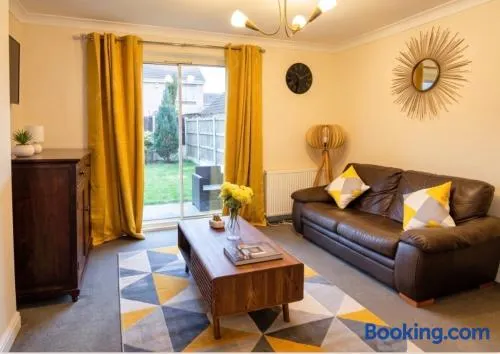 2 Bed Semi - Sleeps 4 - Fully Fenced Garden & Parking - Quiet Cul De Sac Location - Dog Friendly - Fast Wifi - Close to Motorway Access - Image 1