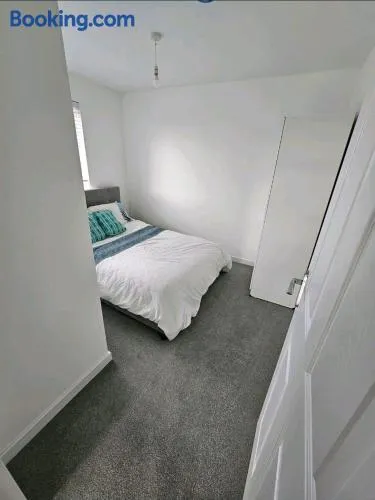 Darnley southside room in a private home 61 Leggastston Road - Image 1