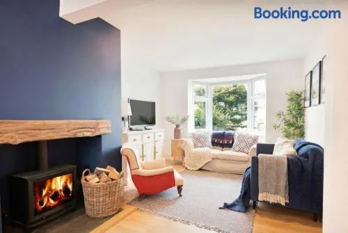 Stylish Salcombe Townhouse - Walk to Beach & Town, Garden, Log Burner, Pet-Friendly & 2 Free Parking Spaces - Sleeps 6 - Image 1