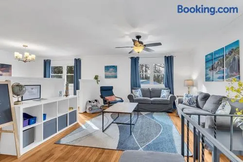 Private Single Family Home Close to Both Water and Downtown! - Image 1