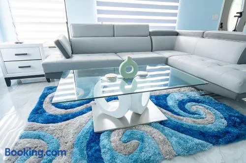 Spacious 2BR Retreat Fast WiFi Self Check-in- Watch FIFA World Cup in Comfort - Image 1