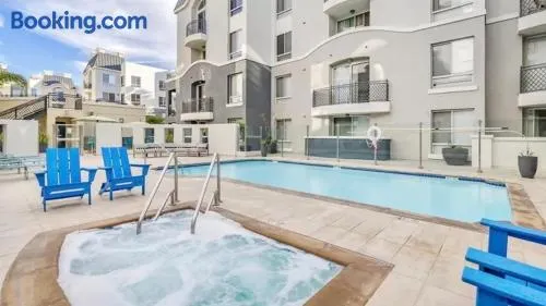 Spacious 2B 2B Apartment in Marina Del Rey with Pool - Image 1
