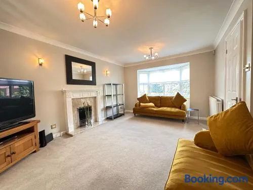 Spacious 4 Bed Home near Elizabeth Line, great for Contractors, Families, Groups & Insurance stays - Image 1