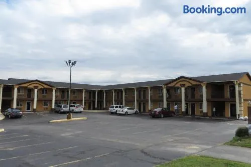 Economy Inn & Suites Joplin - Image 1
