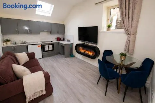 Unit 4 Tranquil Harbourside Retreat- Central Location - Image 1