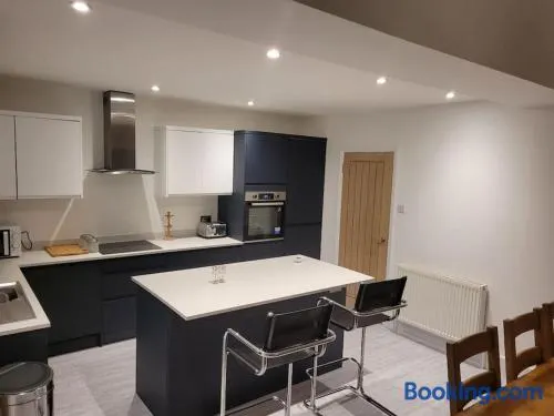 3 Bedroom Victorian Detached 6 beds Central Location 2x Long Parking Bays The Railway pub Nearby - Image 1