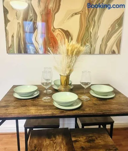 Stylish modern town-centre house, walk to station, Ideal for professionals & short stays - Image 1