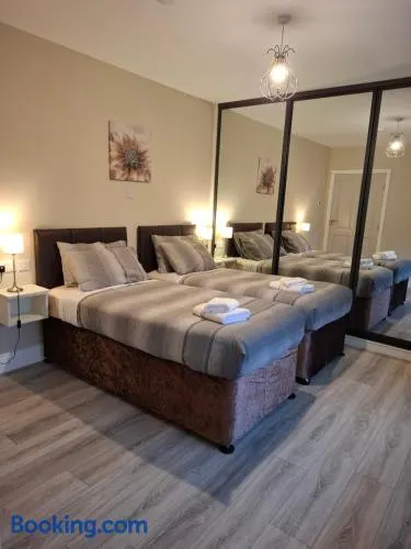 Coaches Corner - Modern Suite - Sleeps 3 - Flexible Beds - Parking - Near Town - Image 1