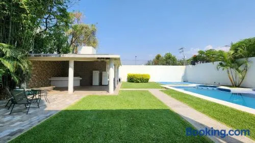 Casa lujosa con cancha de básquet y alberca - Image 1