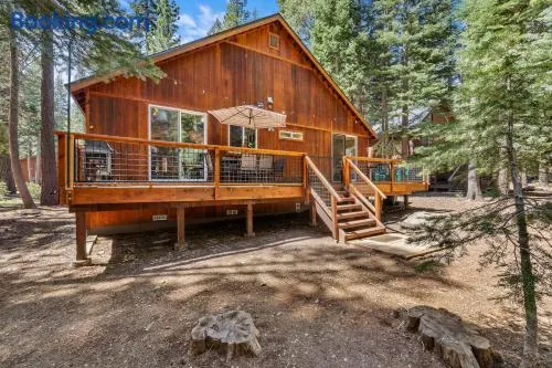 Tahoe Donner Cabin Level Driveway Sleeps 8 Decks Close to Ski & Trails - Image 1
