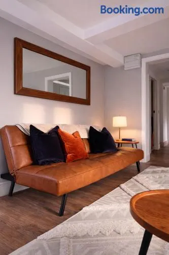 Convenient apartment with Private Garden, Shawbury - Image 1