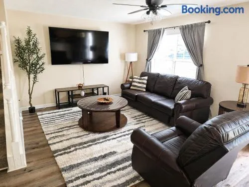 Spacious 3BR Retreat Perfect for Groups Near Downtown - Image 1