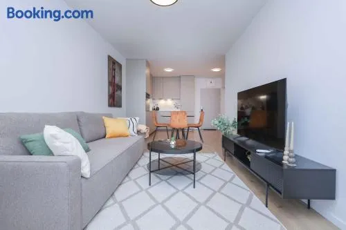 Modern Apartment near Lake & Free parking & Easy City Access - Image 1
