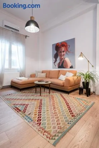 2BR Apt Private Backyard with Washer & Dryer - Image 1