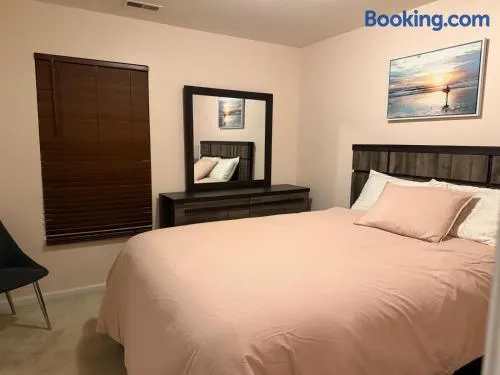 Beautiful Bed and Bath in South Charlotte - Image 1