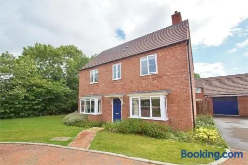 Premium accommodation, Home away from Home in Rugby - Image 1